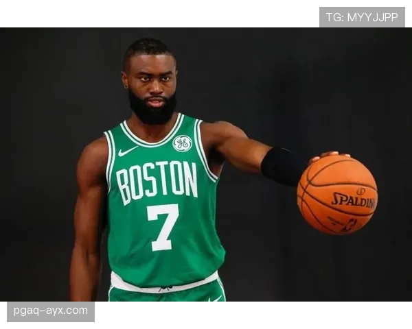 杰伦·布朗突破制造错位提升个人得分效率对比季前表现明显进步