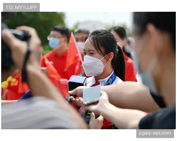 朱雪莹赛场冷若冰霜，私照却像富家千金日常